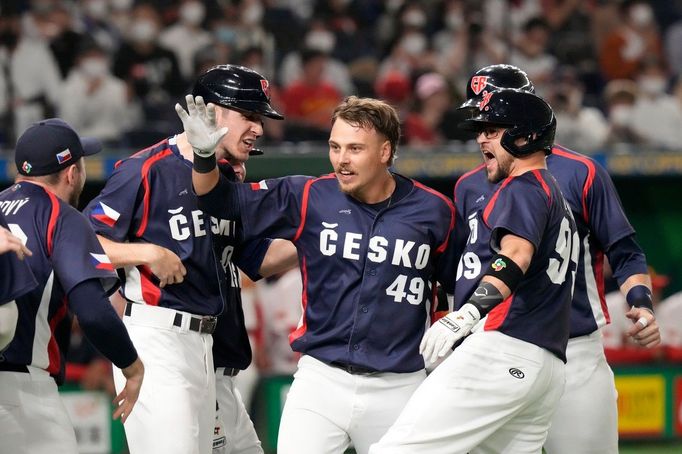 Čeští baseballisté se radují po Mužíkově homerunu