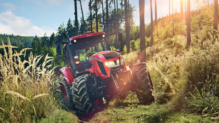Při nehodě traktoru zemřeli dva mladíci. Stroj se zřítil do hlubokého srázu