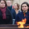 Střelba na Filozofické fakultě UK - pieta - obejmutí školy, zpěv, zármutek, studenti