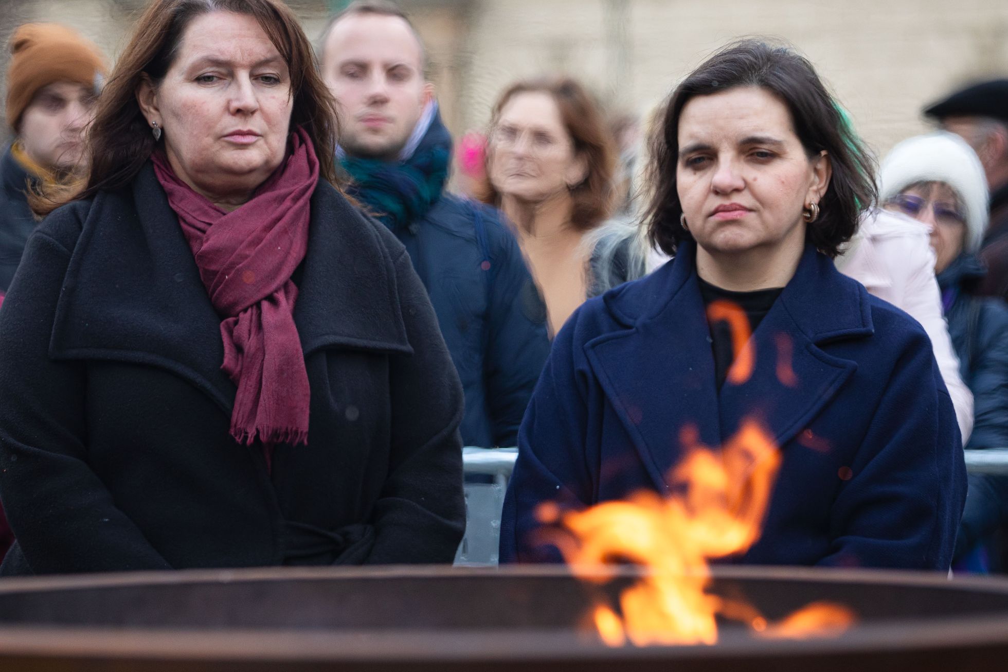 Střelba na Filozofické fakultě UK - pieta - obejmutí školy, zpěv, zármutek, studenti