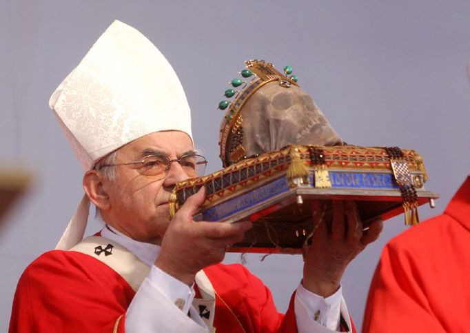 Kardinál Miloslav Vlk s relikvií - lebkou svatého Václava. Do Staré Boleslavi, kde byl podle legendy kníže Václav v desátém století zavražděn bratrem Boleslavem, ji v pátek přivezli vojáci hradní stráže z Pražského hradu.