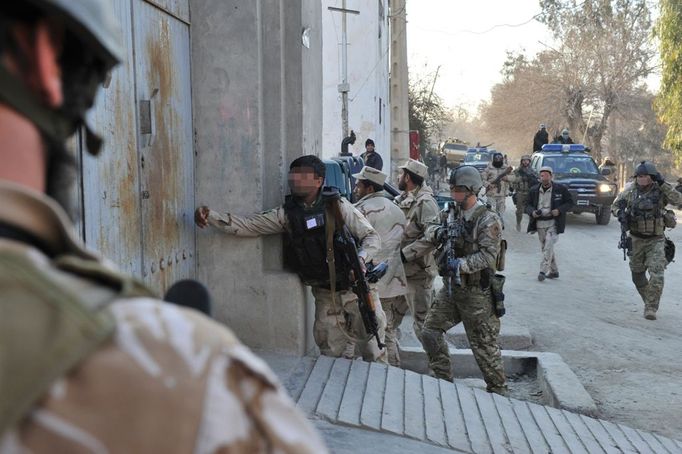 Záběr z ostré akce osvobození dcery místního politika, které si vzali teroristé za rukojmí. Akci naplánovali a provedli Afghánci, Češi jsou tentokrát "jen" v roli poradců