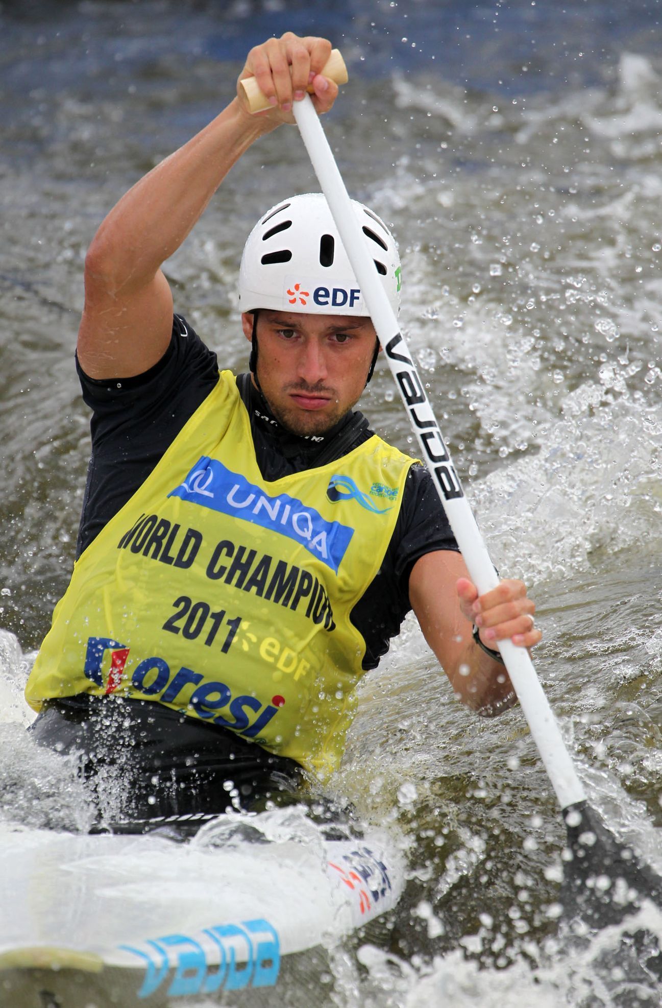 Vodní slalomář Denis Gargaud Chanut z Francie na Světovém poháru 2012 v pražské Tróji.