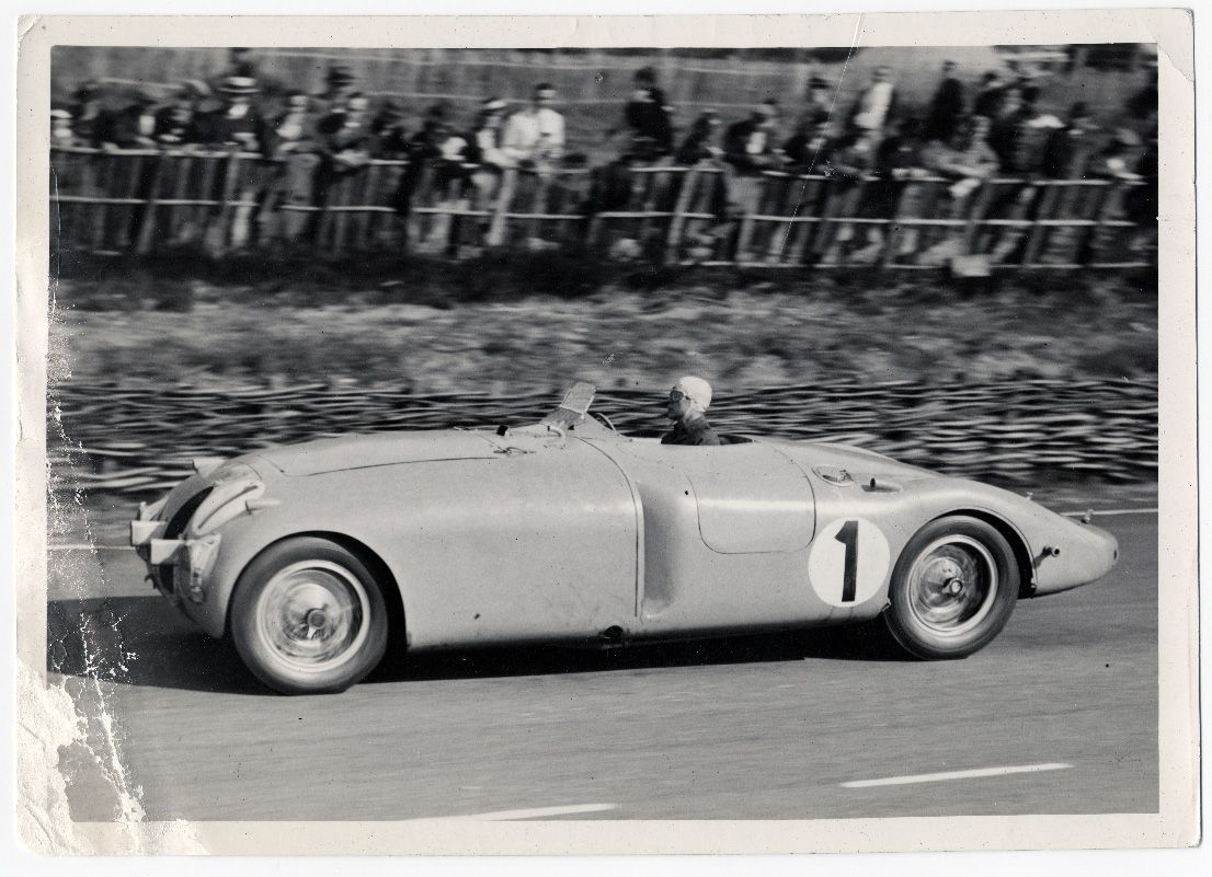 Pierre Veyron v Bugatti Type 57 během závodu 24 hodin Le Mans 1939