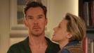 Benedict Cumberbatch a Kate McKinnonová ve filmu Roseovi.