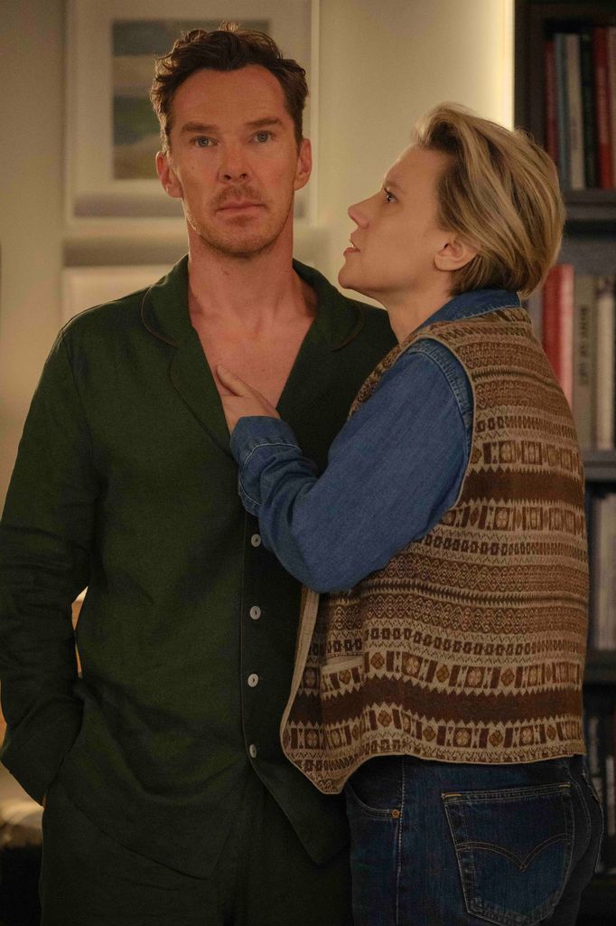Benedict Cumberbatch a Kate McKinnonová ve filmu Roseovi.