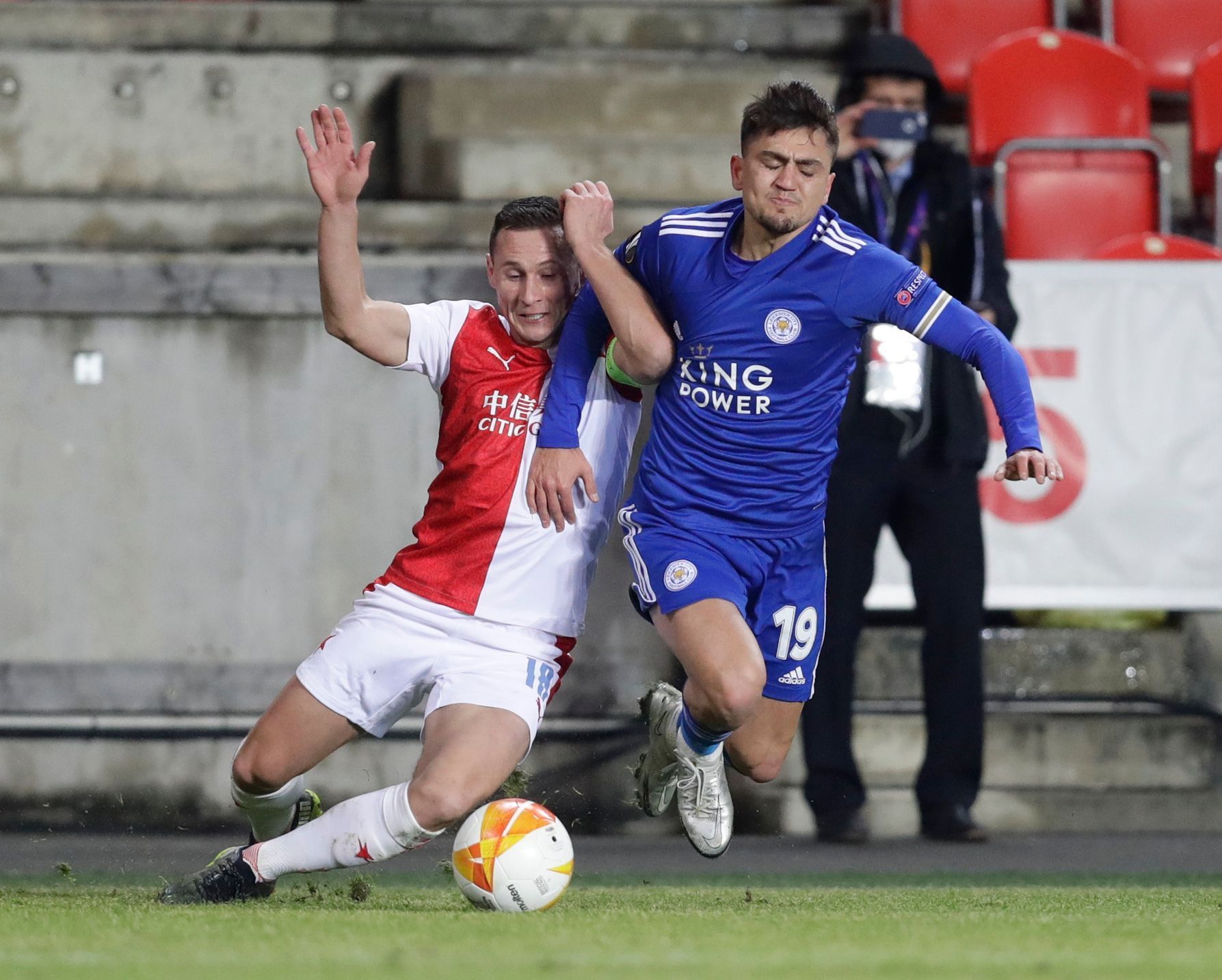 Jan Bořil a Caglar Söyüncü v prvním zápase 2. kola EL Slavia - Leicester