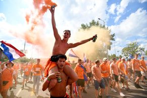Oranžová lavina v Budapešti. Češi si natáčí nažhavené Nizozemce, start se blíží