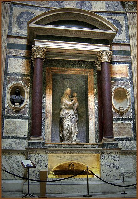 Náhrobek Raffaela Santiho s posvátnou sochou Madony od Lorenzettiho
