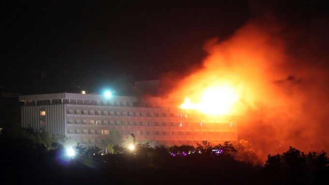 Kábulský Intercontinetal v plamenech.