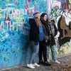 Lennonova zeď po třech měsících od malování - turisté, graffiti