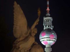 Známá berlínská televizní věž dostala kvůli šampionátu podobu míče.