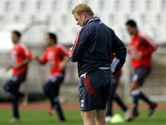 Ronald Koeman, trenér Benfiky Lisabon, přemýšlí při tréninku svých hráčů před prvním čtvrtfinále Ligy mistů s Barcelonou.