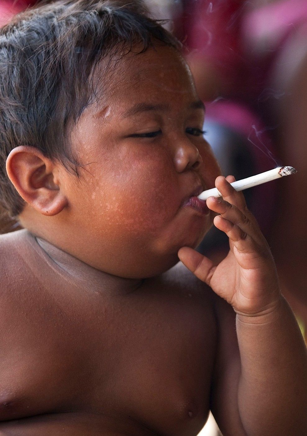 Aldi Suganda - nejmladší kuřák na světě