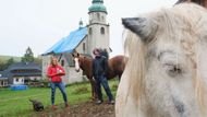 Petr a Denisa, kteří spolek založili, mají práci, dvě děti, čtyři psy, dva koně a pár koček, a tak nemají moc času na zbyt. Záchranu kostela iniciují hlavně z úcty k jeho historii i osudu pohraničních obyvatel. "V době před druhou světovou válkou měl Zdoňov 2500 obyvatel, hlavně německých. Byla to bohatá obec, rostl v ní len a slévalo se stříbro. Kostel byl něco jako symbol smíru mezi sudetskými Němci a Čechy, poslední roky se ale rozpadal před očima," popisuje Denisa Pavlová.