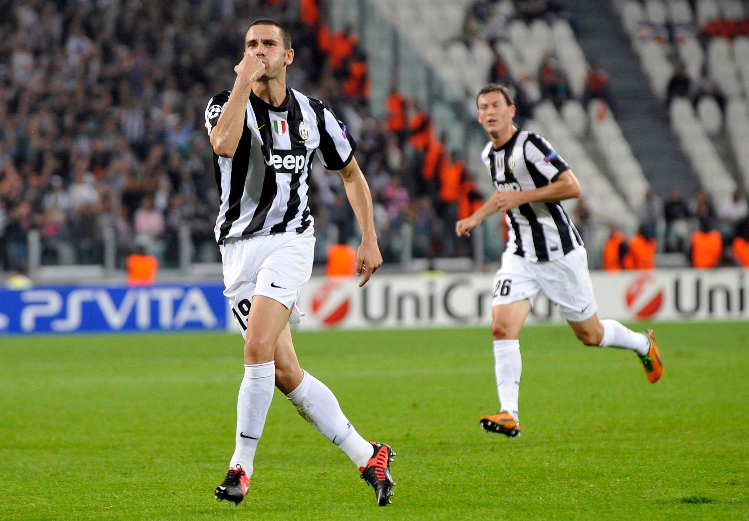 Fotbalista Juventusu Leonardo Bonucci (vlevo) slaví gól v utkání Ligy mistrů 2012/13 proti Šachťaru Doněck.