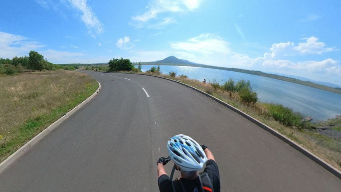 Na kole kolem jezera Most (léto 2023): průjezd po okruhu kolem jezera a rekreačním zázemím pro návštěvníky