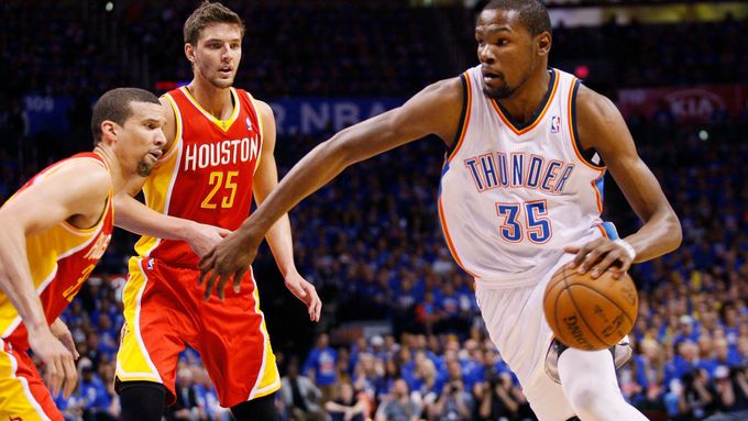 Kevin Durant z Oklahomy proti Francisku Garciovi z Houstonu v 1. kole play off