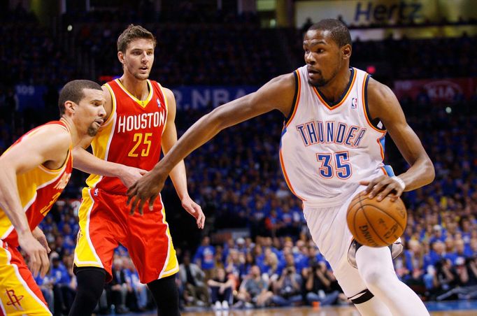 Kevin Durant z Oklahomy proti Francisku Garciovi z Houstonu v 1. kole play off