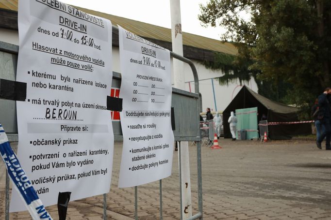 Snímky z drive-in volební stanice v Berouně.