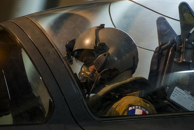 Pilot francouzského stroje Mirage 2000 startuje.