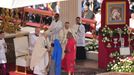 Věřící přinášejí obětiny papeži Lvu XIV. k oltáři, kde pod ikonou Panny Marie z Apokalypsy se svatými a anděly spočívají relikvie sedmi nových katolických svatých.