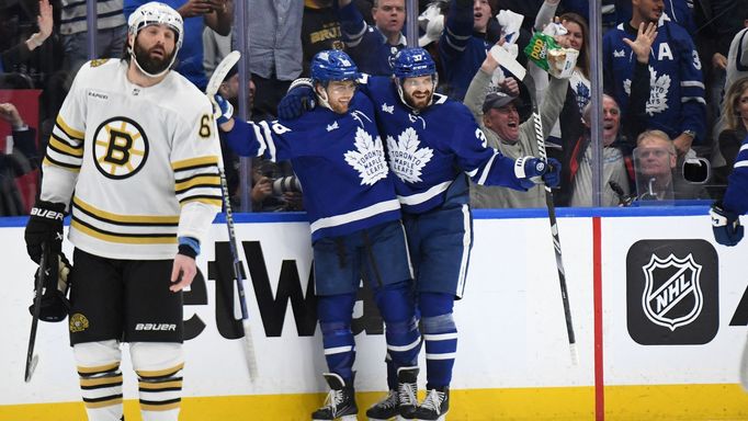 Patrick Maroon z Bostonu, za ním radující se William Nylander (88) a Timothy Liljegren