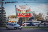 Návštěvníky vítá vlajka se srpem a kladivem, v pozadí stojí monument s tankem. Také tu lze navštívit ambasády dalších neuznaných států, jako je třeba Abcházie. Podněstří má ve svých separatistických tendencích spojence ještě v jedné autonomní oblasti na území Moldavska: v Gagauzii, kde žije turkický národ Gagauzů. Na rozdíl od Podněsterců jsou ale ochotni fungovat uvnitř moldavského státu.