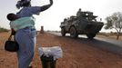 A woman waves to French soldiers, which is part of a convoy of French military vehicles including armored personnel carriers, jeeps and supply trucks, heading toward the recently liberated town of Diabaly January 24, 2013. REUTERS/Eric Gaillard (MALI - Tags: CIVIL UNREST CONFLICT MILITARY) Published: Led. 24, 2013, 4:50 odp.