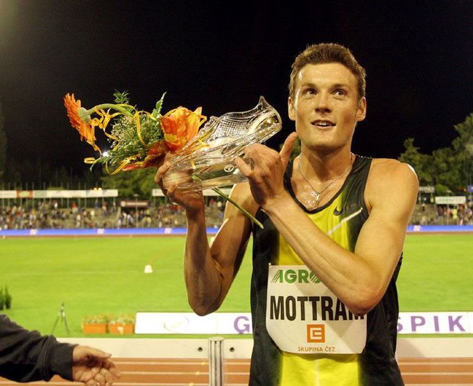 Vytrvalec Craig Mottram s cenou pro vítěze Memoriálu Emila Zátopka. Australan dokázal pět kilometrů zaběhnout za 13:04.97, což je druhý nejlepší letošní čas.