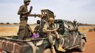 Malian soldiers ride in a Malian army pickup truck in Diabaly January 26, 2013. REUTERS/Joe Penney (MALI - Tags: MILITARY CIVIL UNREST POLITICS CONFLICT) Published: Led. 26, 2013, 8:02 odp.