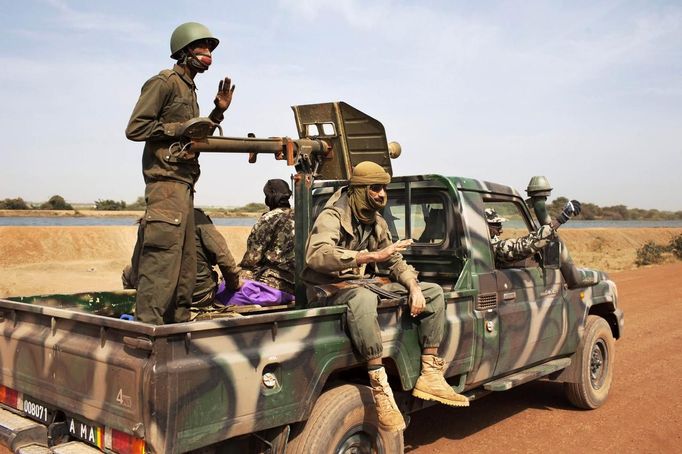 Malian soldiers ride in a Malian army pickup truck in Diabaly January 26, 2013. REUTERS/Joe Penney (MALI - Tags: MILITARY CIVIL UNREST POLITICS CONFLICT) Published: Led. 26, 2013, 8:02 odp.