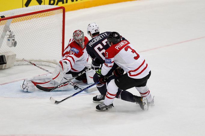 Max Pacioretty najíždí na Cama Warda v utkání MS v hokeji 2012 USA - Kanada.