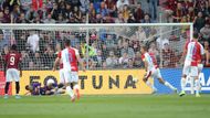 Hosty poslal v 19. minutě do vedení Tomáš Souček z penalty.