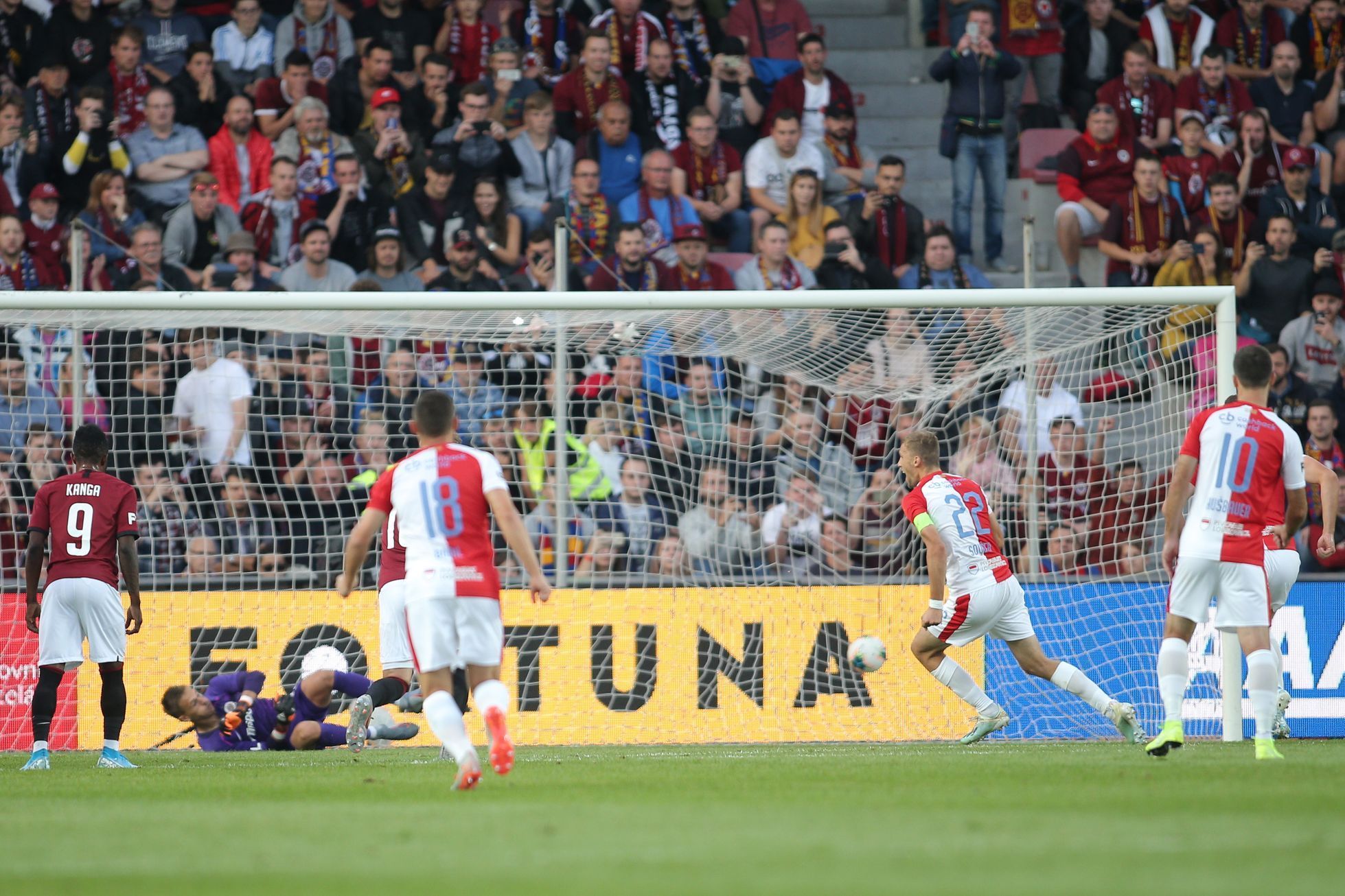 Tomáš Souček proměňuje penaltu v derby Sparta - Slavia v 10. kole první ligy