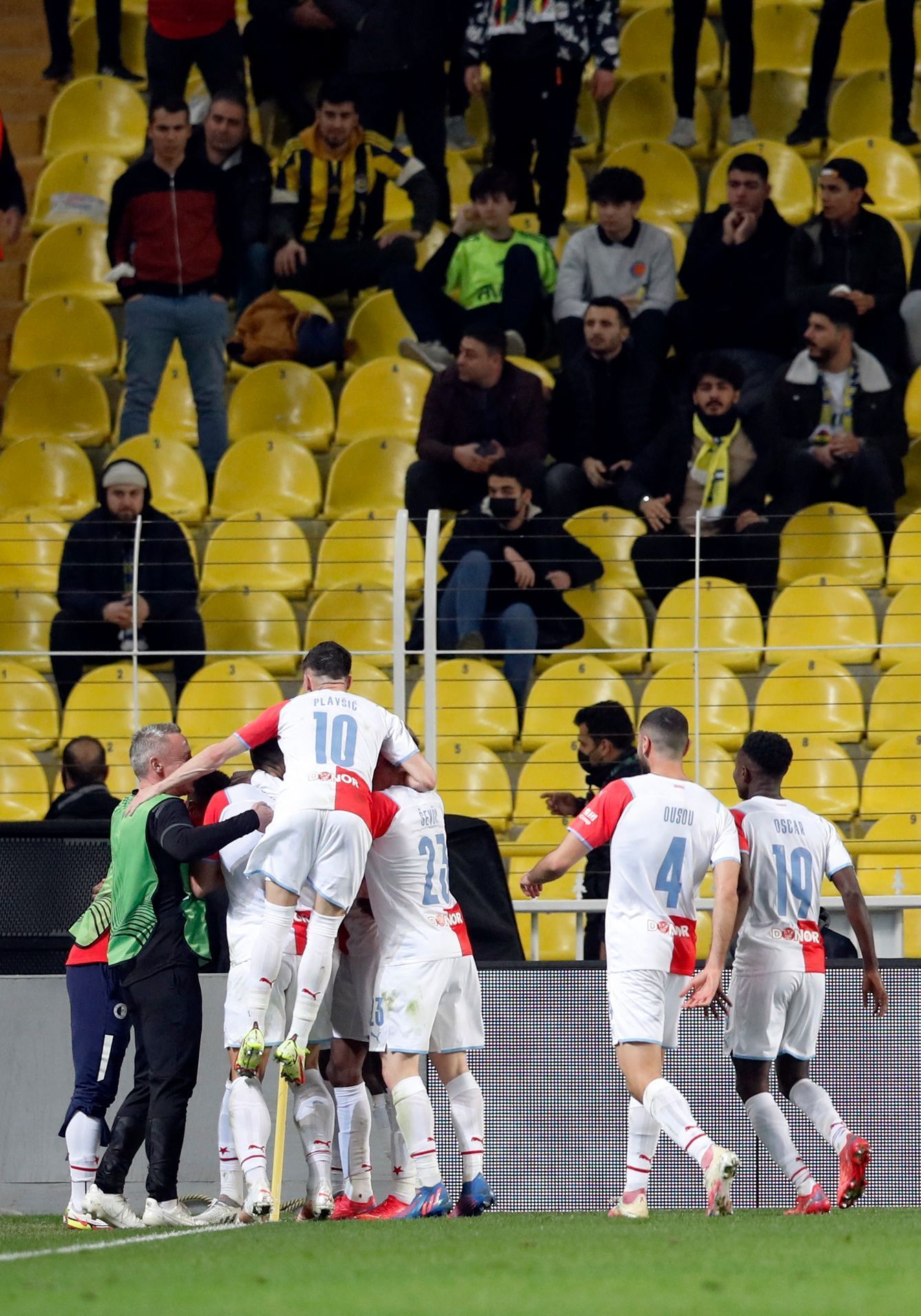 fotbal, Evropská konferenční liga 2021/2022, play off, Fenerbahce - Slavia, gól, radost Slavie