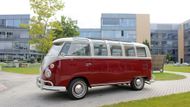 V Česku je podle jeho odhadu jen pár desítek raných Transporterů a Samba bus patří mezi velmi ceněné. "Kamarád má ještě starší z roku 1963 s 23 okénky," říká.