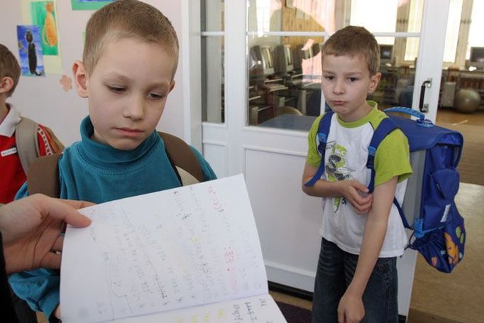 Matěj ukazuje vlastní encyklopedii vesmíru. Do Budějovic ho rodiče vozí každý den z Vodňan.