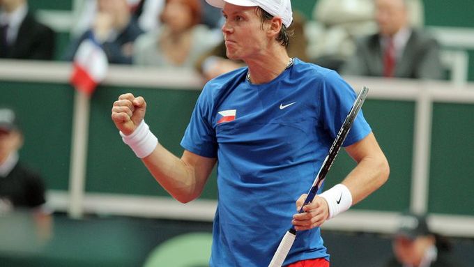 Tomáš Berdych právě získal první set v utkání s Francouzem Gilesem Simonem.