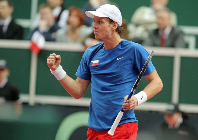 Tomáš Berdych právě získal první set v utkání s Francouzem Gilesem Simonem.