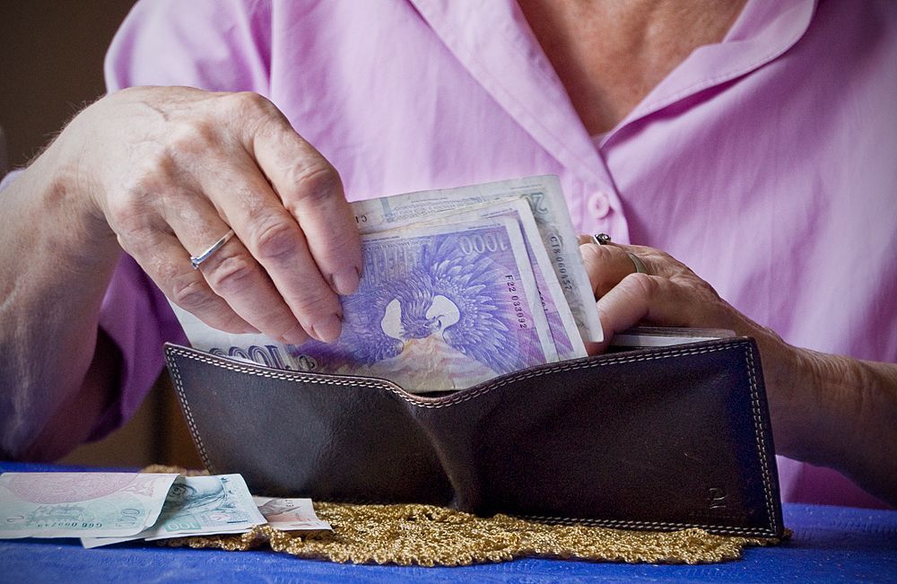 Peníze, důchod, důchodce, peněženka, spoření, ilustrační foto