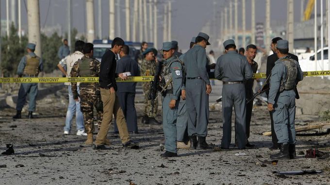 Afghánská policie na místě sebevražedného útoku v Kábulu