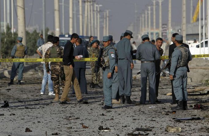 Afghánská policie na místě sebevražedného útoku v Kábulu.