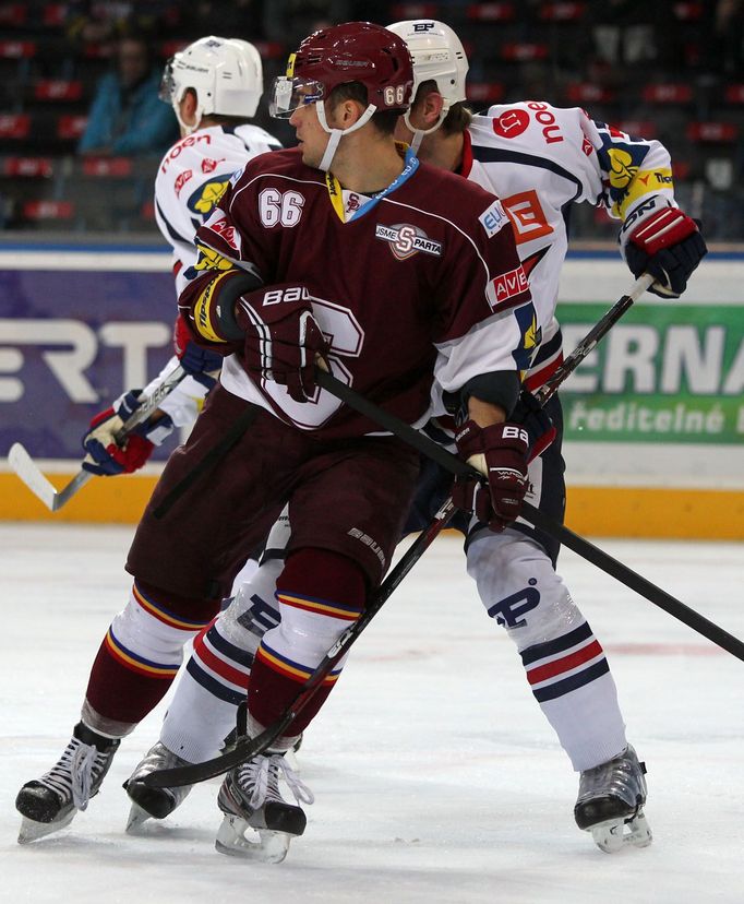 Hokejisté Chomutova brání Dominika Pacovského v utkání 16. kola Tipsport extraligy 2012/13 proti Spartě Praha.