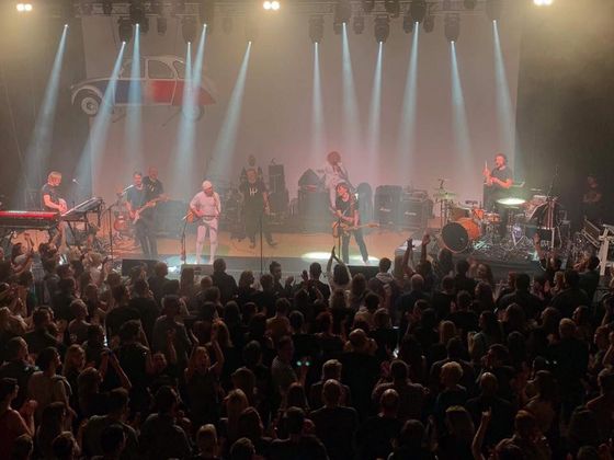 Koncert konaný v pražském DOX na výstavě při příležitosti oslav 30 let od založení Tata Bojs.
