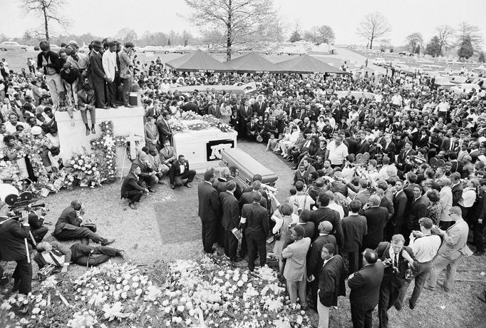 Smuteční hosté zaplňují hřbitov South View v Atlantě, kde se koná pohřeb Dr. Martina Luthera Kinga mladšího, 9. dubna 1968