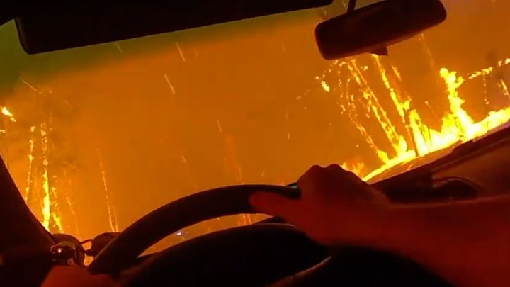 "Nechci tady umřít, dnes mě nedostaneš!" Policista prchal v autě ohnivou spouští