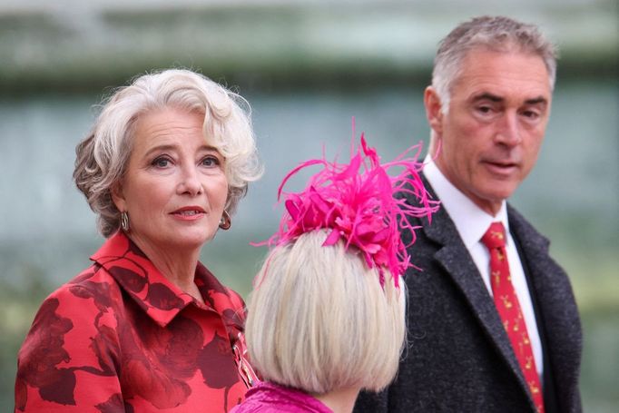 Emma Thompsonová a Greg Wise přicházejí do Westminsterského opatství.