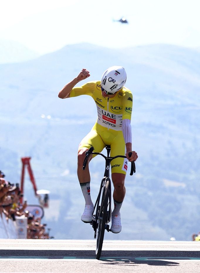 Tadej Pogačar při triumfu v 13. etapě Tour de France