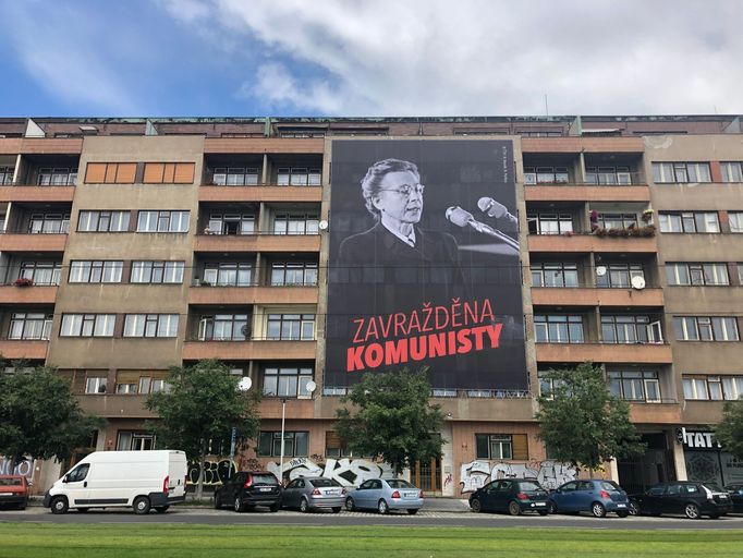 Sdružení Dekomunizace šířilo transparent s portrétem Milady Horákové a nápisem ZAVRAŽDĚNA KOMUNISTY.